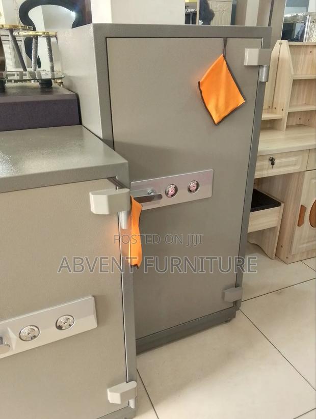 Extremely Heavy Documents And Money Safe · Photo 1