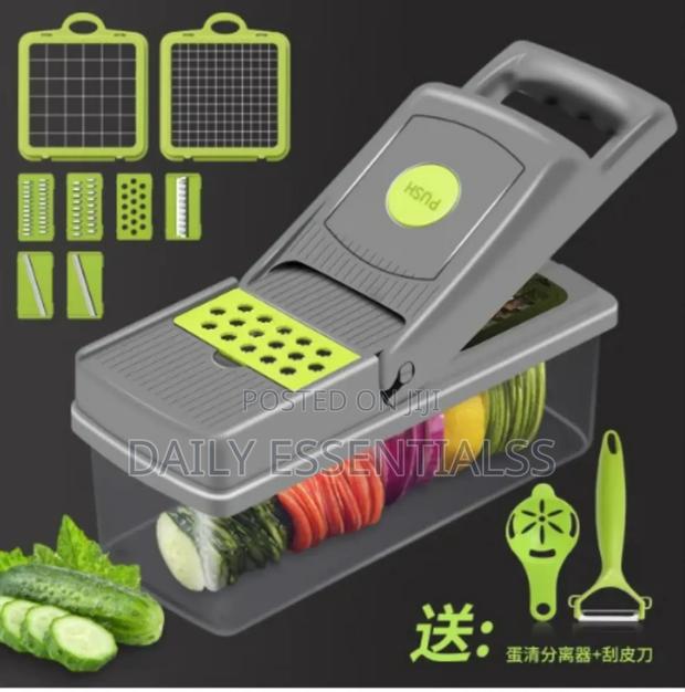 Manual Chopper 1.2l With Anti-Skid Base Locking Lid · Photo 1