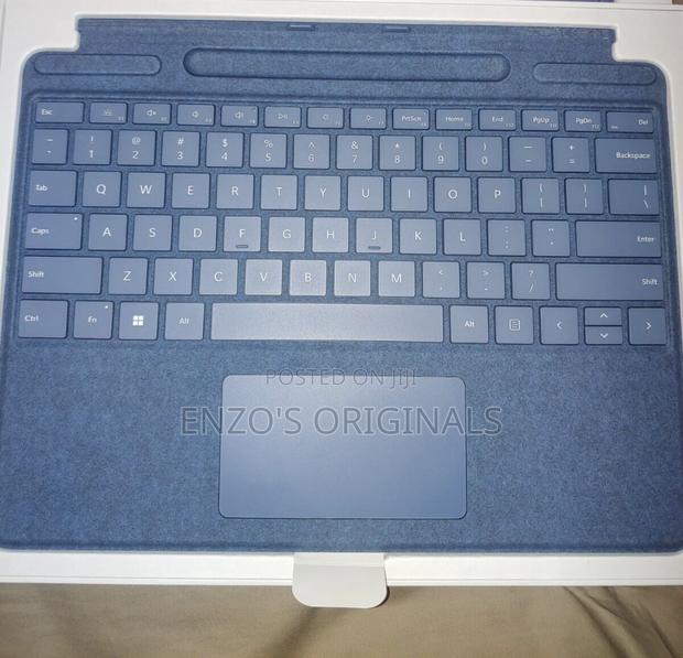 Surface Pro 9 & 11 Keyboard Signature Edition Alcantara New · Photo 2