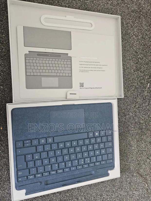 Surface Pro 9 & 11 Keyboard Signature Edition Alcantara New · Photo 7