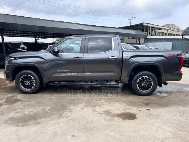 Toyota Tundra 2024 Gray · Photo 2