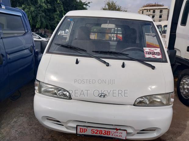 Hyundai H-100 2003 White · Photo 2