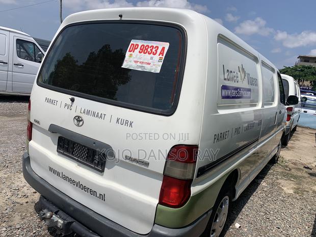 Toyota HiAce 2002 White · Photo 4
