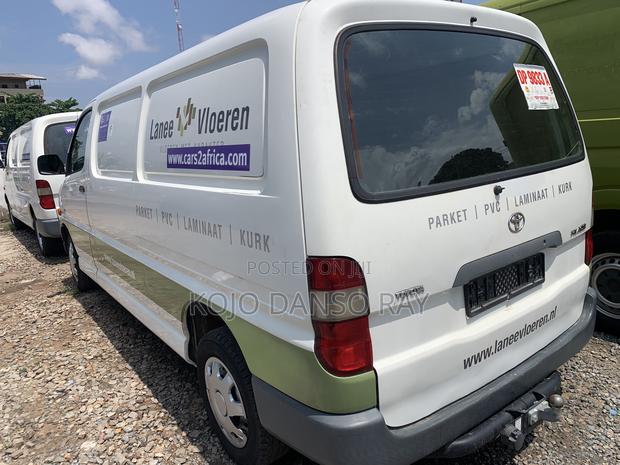 Toyota HiAce 2002 White · Photo 3