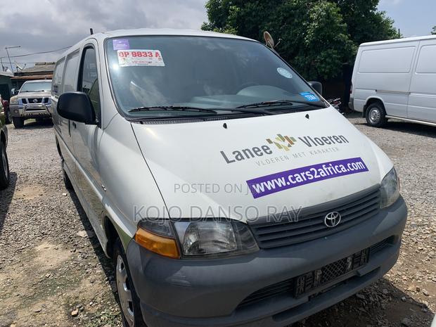 Toyota HiAce 2002 White · Photo 1