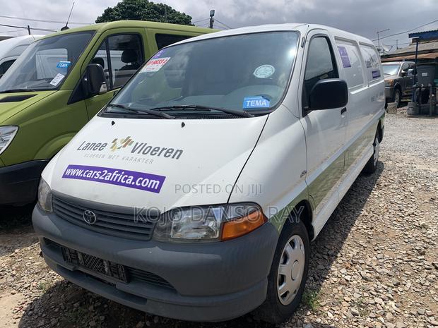 Toyota HiAce 2002 White · Photo 5