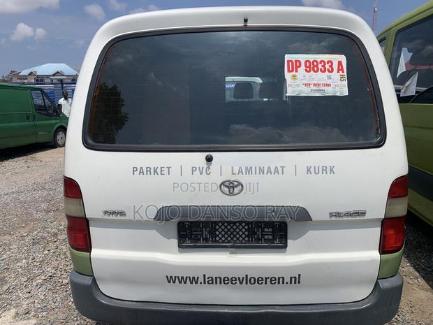 Toyota HiAce 2002 White · Photo 2