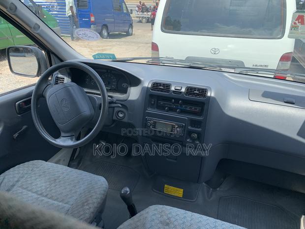 Toyota HiAce 2002 White · Photo 8