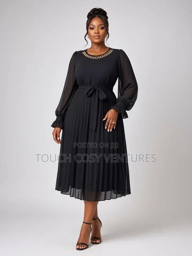 Elegant Black Chain Pleated Midi Dress · Photo 1