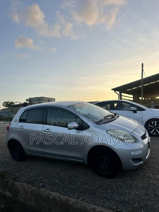 Toyota Vitz 1.3 AWD 5dr 2010 Silver · Photo 1