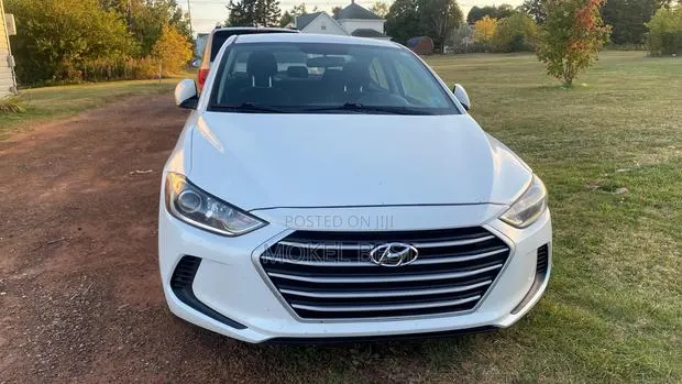 Hyundai Elantra 2018 White · Photo 1