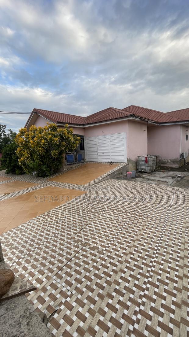 Furnished 3bdrm House in Sefdard Real Estate, Amasaman for sale · Photo 2