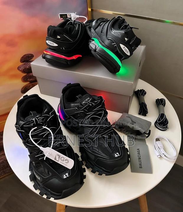Balenciaga Track Black · Photo 2