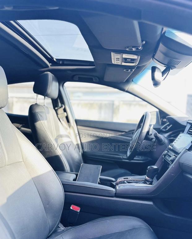 Honda Civic Sport Touring Hatchback 2019 Gray · Photo 5