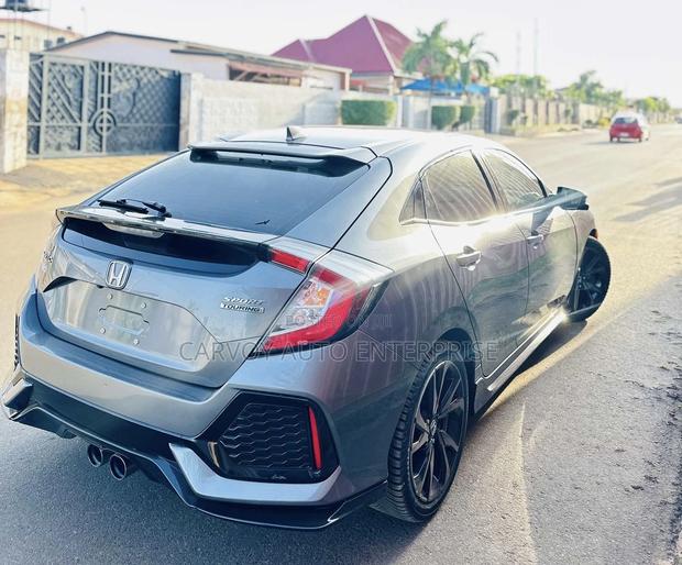 Honda Civic Sport Touring Hatchback 2019 Gray · Photo 4