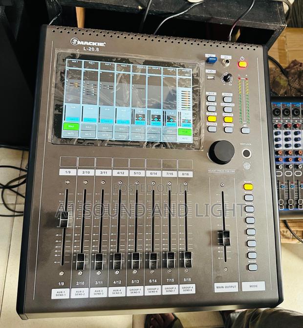 Mackie 16-Channels Digital Mixer Console · Photo 1