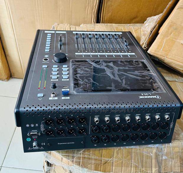 Mackie 16-Channels Digital Mixer Console · Photo 2