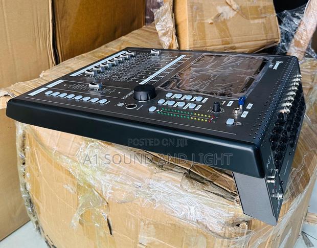 Mackie 16-Channels Digital Mixer Console · Photo 3