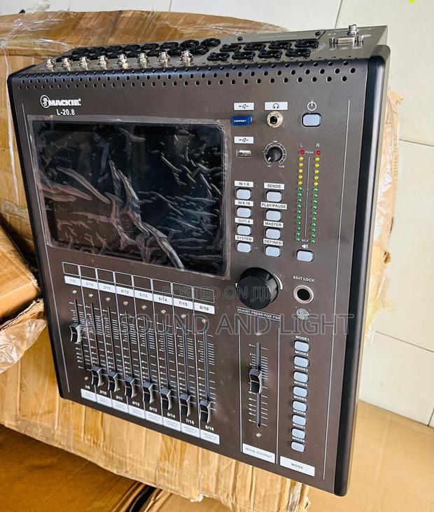 Mackie 16-Channels Digital Mixer Console · Photo 4