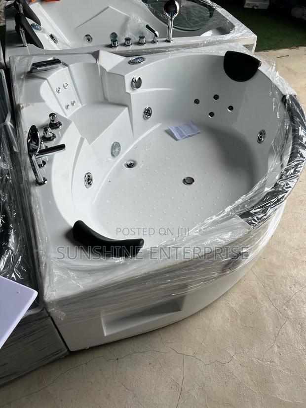 Corner Jacuzzi With Bluetooth And Light · Photo 1