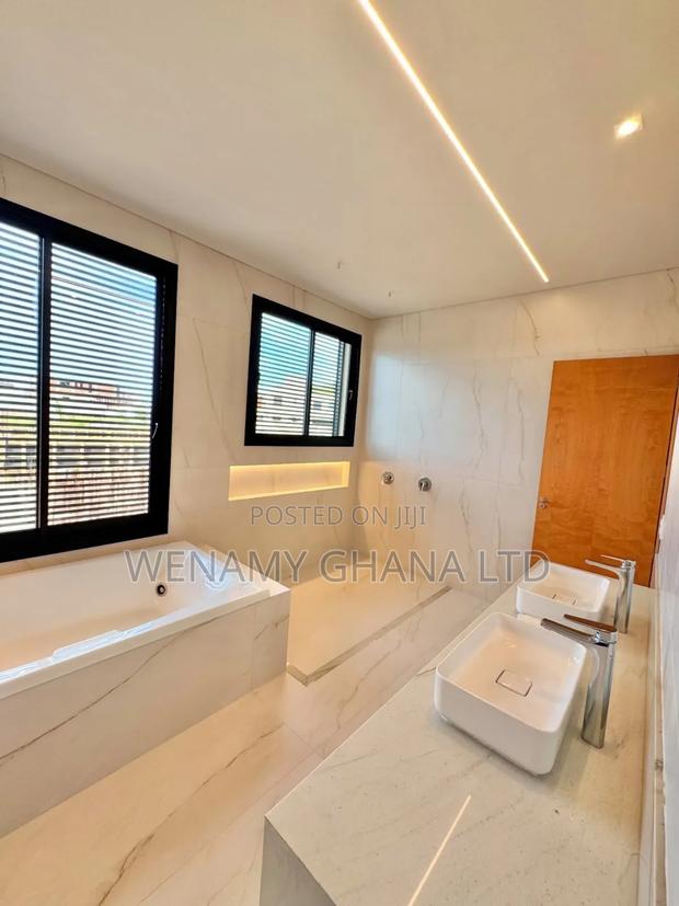 4bdrm Duplex in Accra for sale · Photo 4