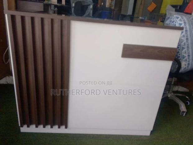 Executive Wooden Reception Desk · Photo 1