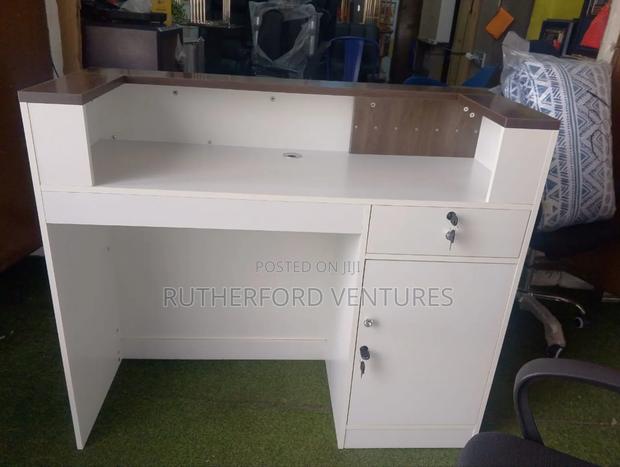 Executive Wooden Reception Desk · Photo 2