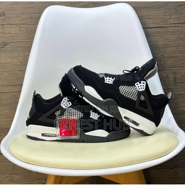 Jordan 4 White Thunder · Photo 1