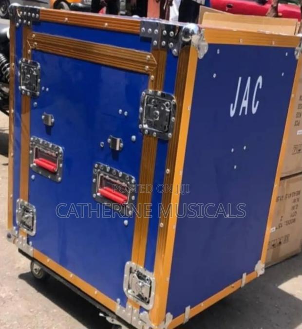 I6 Units Amplifier Rack · Photo 1