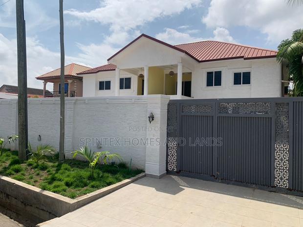3bdrm Mansion in Community 18 Block, Spintex for sale
