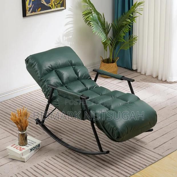 Rocking Luxury Lounge Chair · Photo 3
