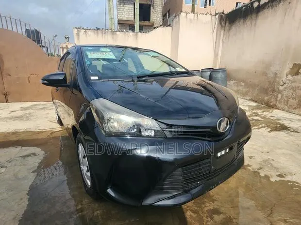 Toyota Vitz 2015 Gray · Photo 1