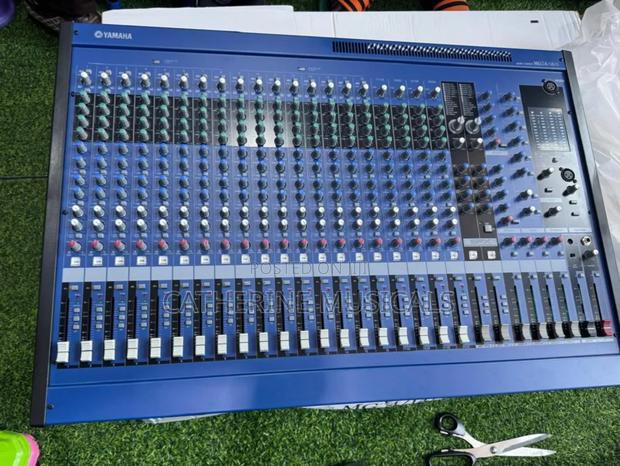 Yamaha Mg 240- 24 Channel Raw Mixer · Photo 1