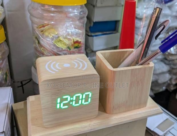Desktop Electric Clock+ Pen Holder · Photo 1