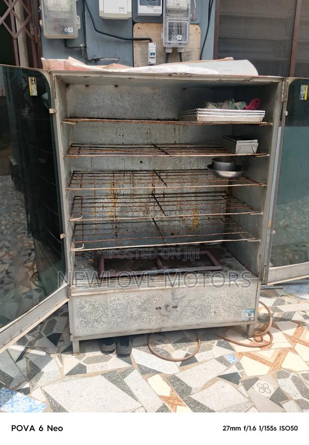 Slightly Used Oven For Sale · Photo 3