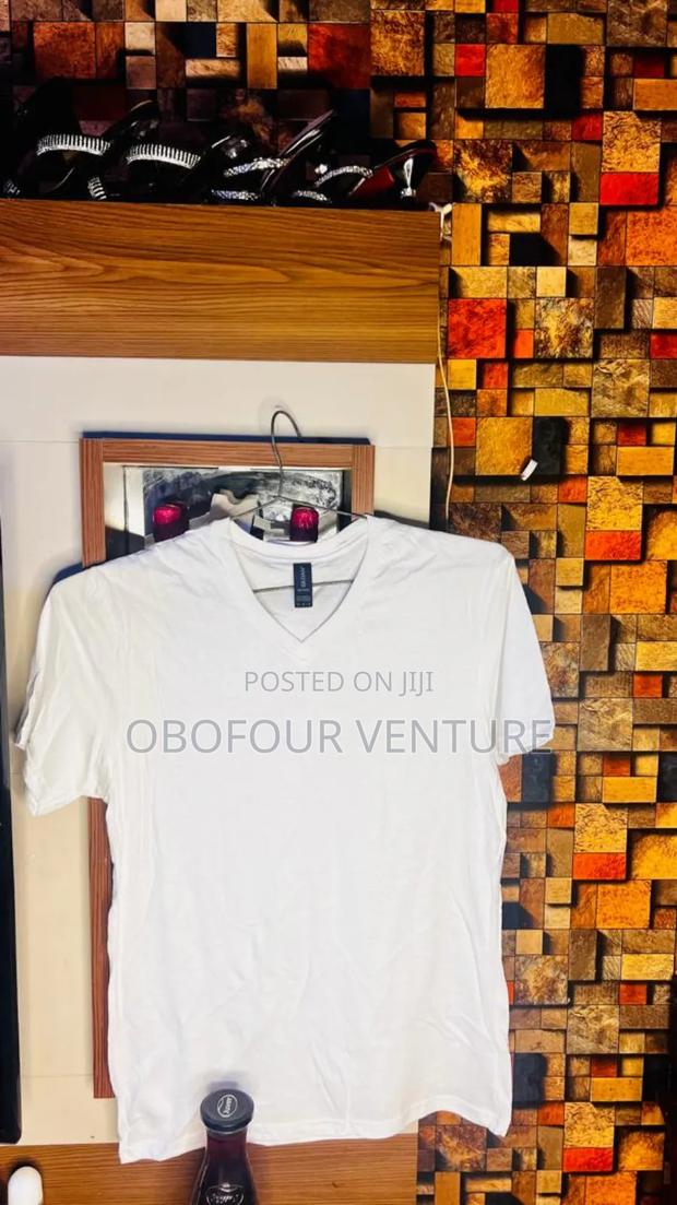 Plain White v-Neck T-Shirt, From Usa 0191 ML · Photo 1