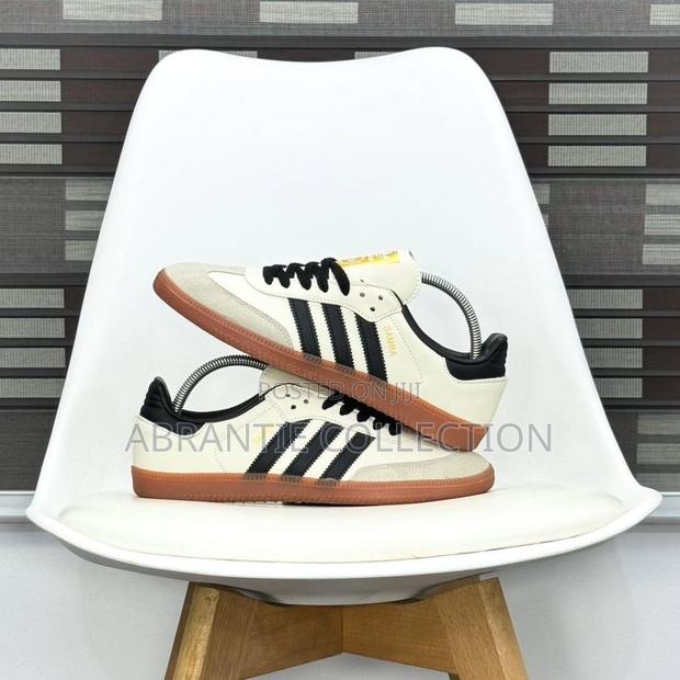 Authentic Multicolor Adidas Samba Shoe · Photo 2