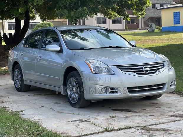 Nissan Altima 2010 White · Photo 2