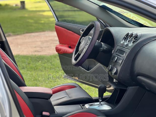 Nissan Altima 2010 White · Photo 8
