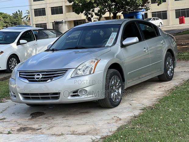 Nissan Altima 2010 White · Photo 3