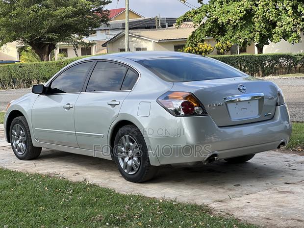 Nissan Altima 2010 White · Photo 5
