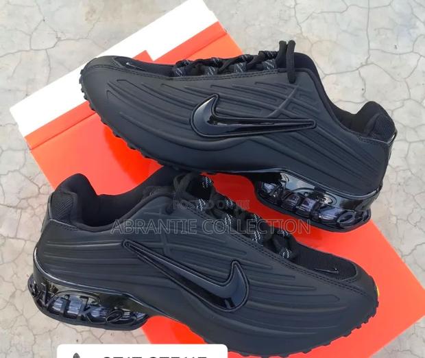 Nike Air Max Plus All Black · Photo 2