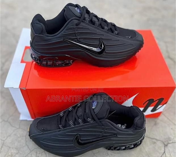 Nike Air Max Plus All Black · Photo 1
