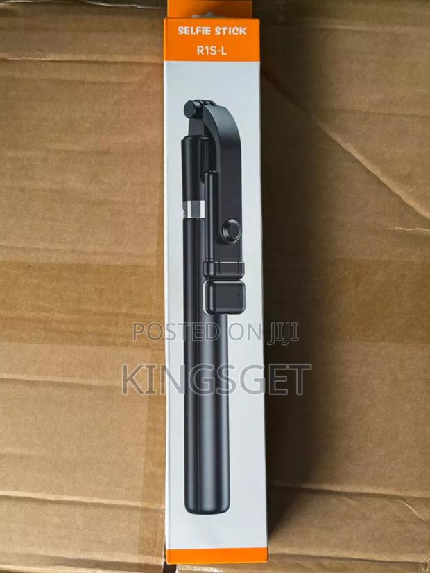 R1s-L Selfie Stick Tripod Stand With Light · Photo 2