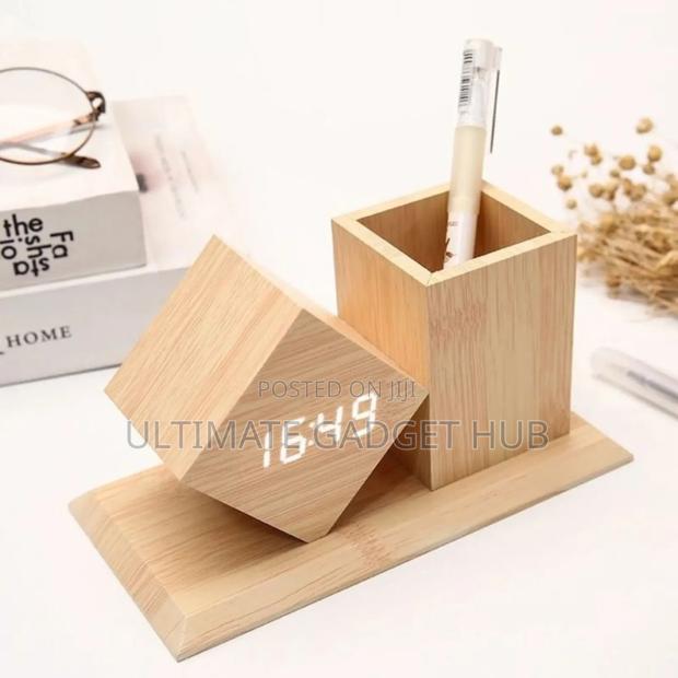 Desktop Clock With Pen Holder · Photo 1