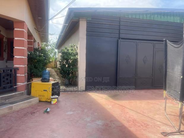 150sqm + 4bedrooms Self Compound at Tema Com 25 4 Rent · Photo 1