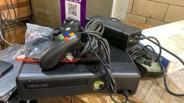 Xbox 360 Slim With Games · Photo 1