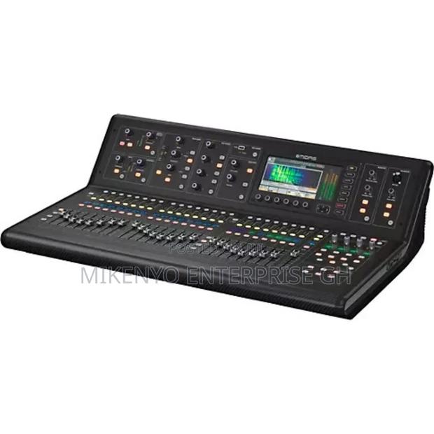 Midas M32 Digital Console for Live and Studio · Photo 2