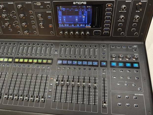 Midas M32 Digital Console for Live and Studio · Photo 4