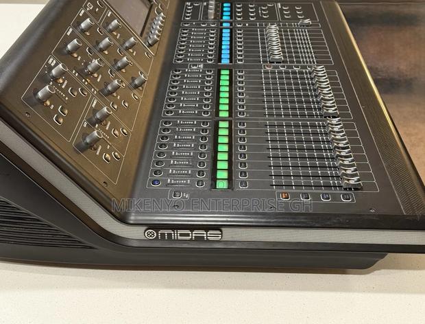 Midas M32 Digital Console for Live and Studio · Photo 5